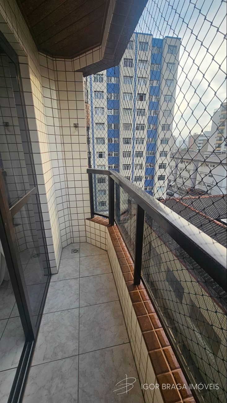 BELÍSSIMO APARTAMENTO, AMPLO E À 50M DO MAR