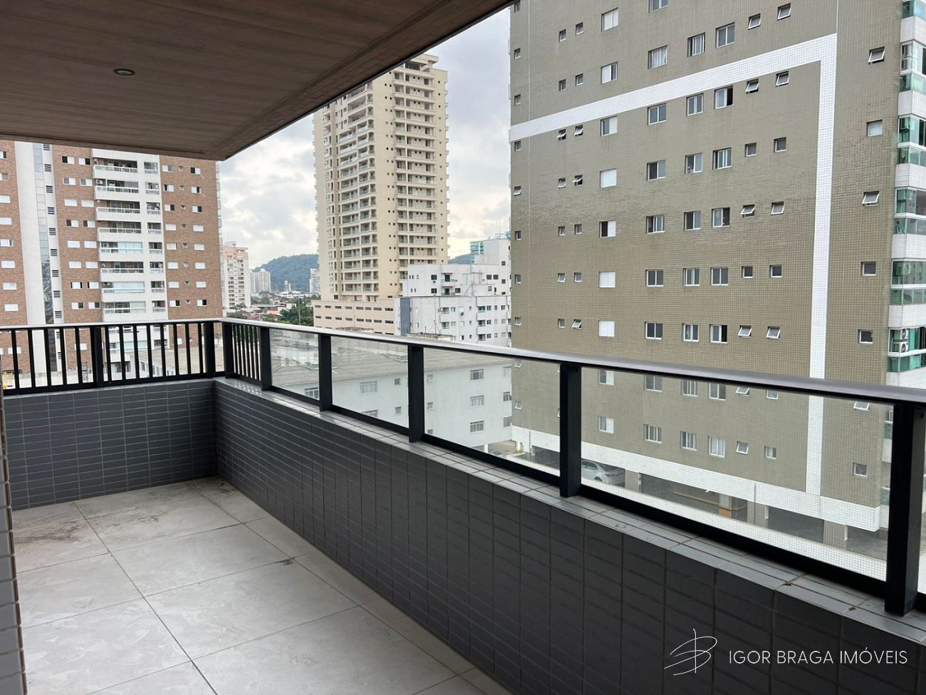 BELÍSSIMO APARTAMENTO, LAZER COMPLETO E À 900M DO MAR