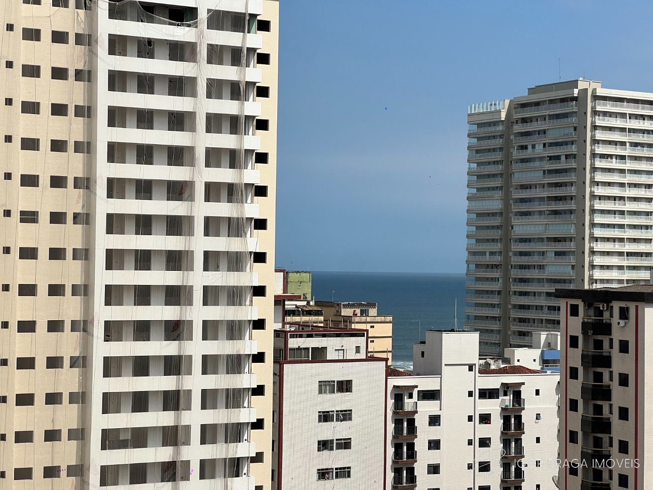 BELÍSSIMO APARTAMENTO, À 300M DO MAR E LAZER COMPLETO