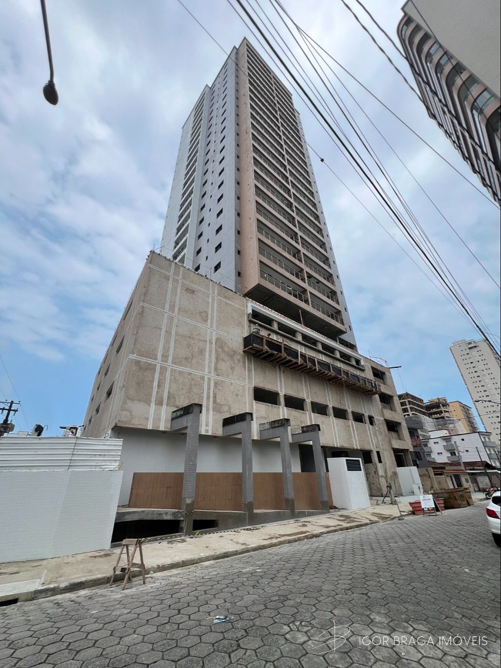 BELÍSSIMO APARTAMENTO, À 200M DO MAR E LAZER COMPLETO