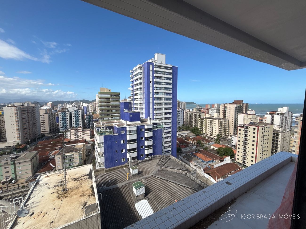 BELÍSSIMO APARTAMENTO, À 200M DO MAR E LAZER COMPLETO