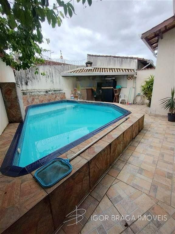 BELÍSSIMA CASA, AMPLA E À 270M DO MAR