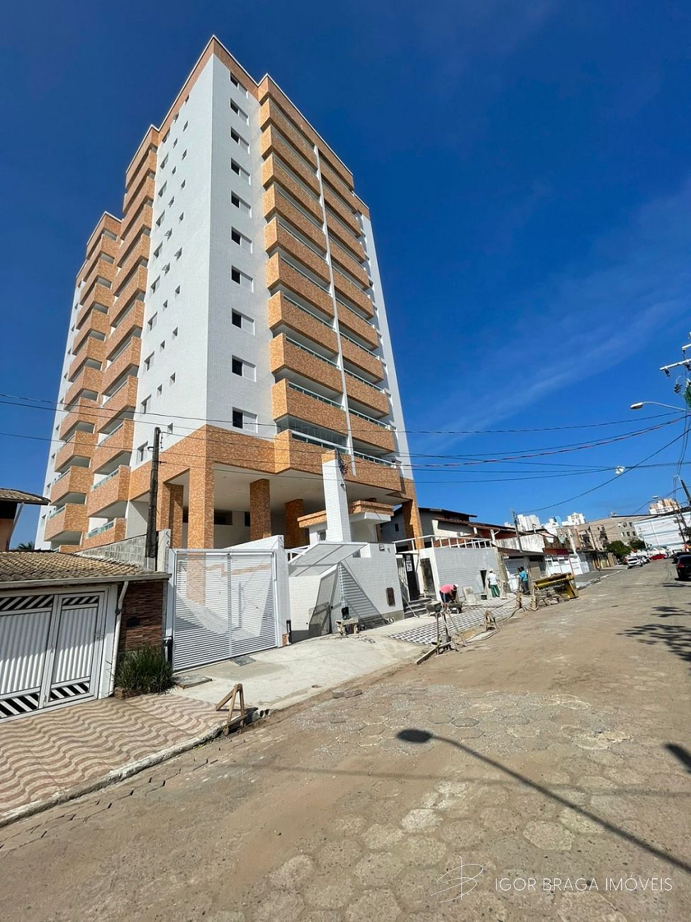 BELÍSSIMO APARTAMENTO, À 750m DO MAR E LAZER