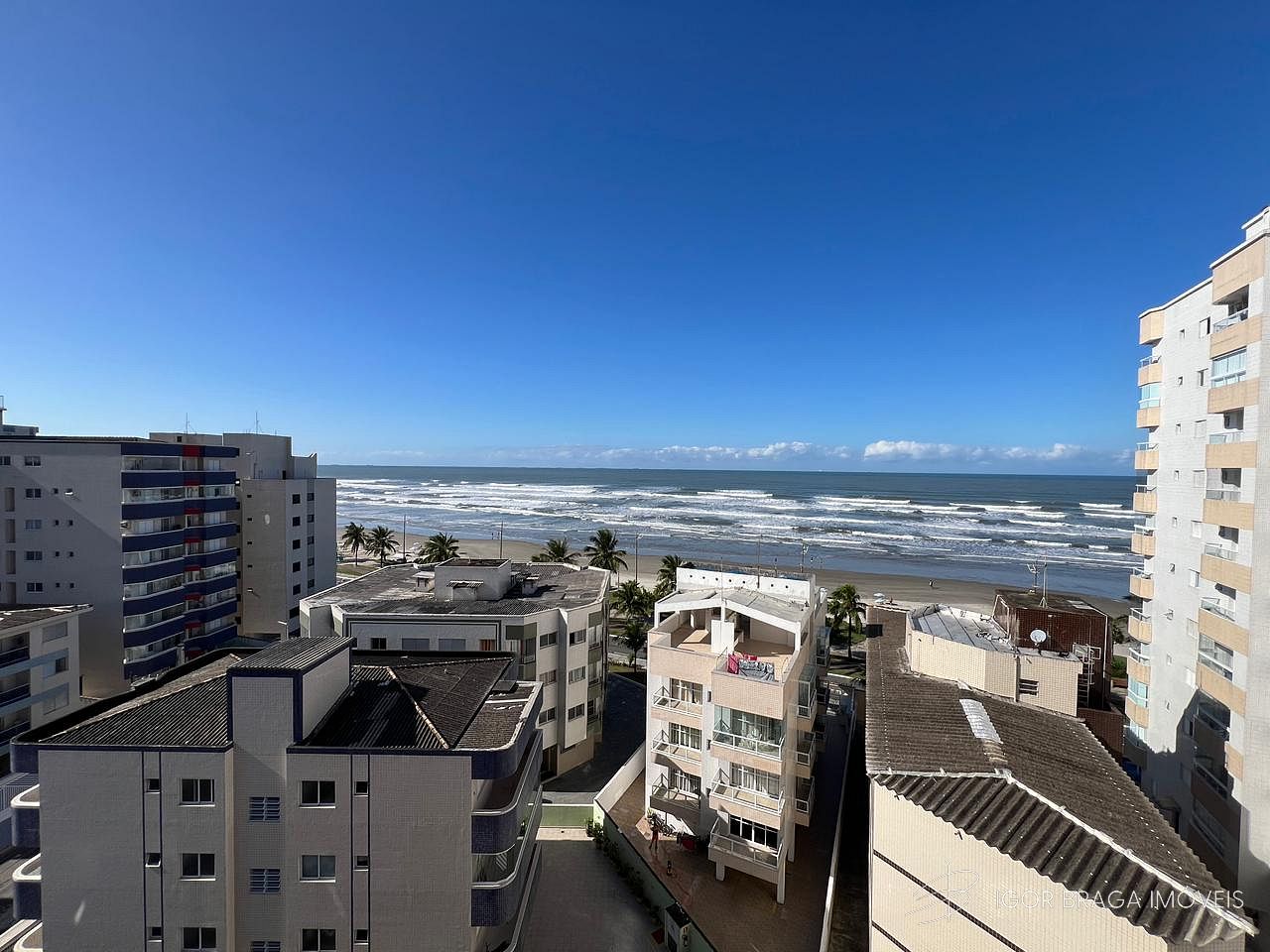 BELÍSSIMO APARTAMENTO, AMPLO E À 80M DO MAR