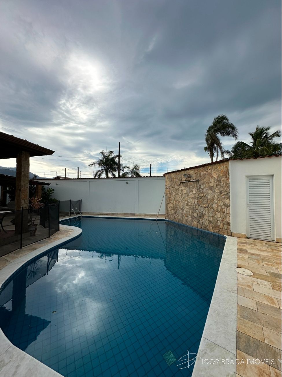 BELÍSSIMA CASA, AMPLA, FINO ACABAMENTO E LAZER COMPLETO