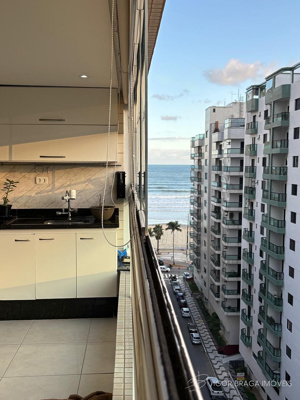 BELÍSSIMO APARTAMENTO, À 100M DO MAR E LAZER COMPLETO