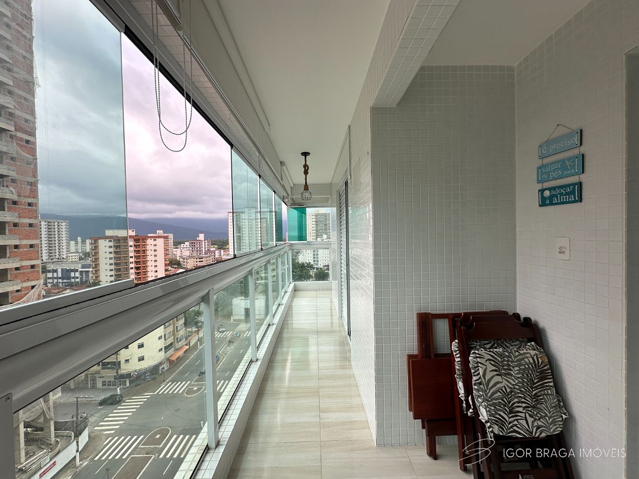 BELÍSSIMO APARTAMENTO, À 180M DO MAR E LAZER