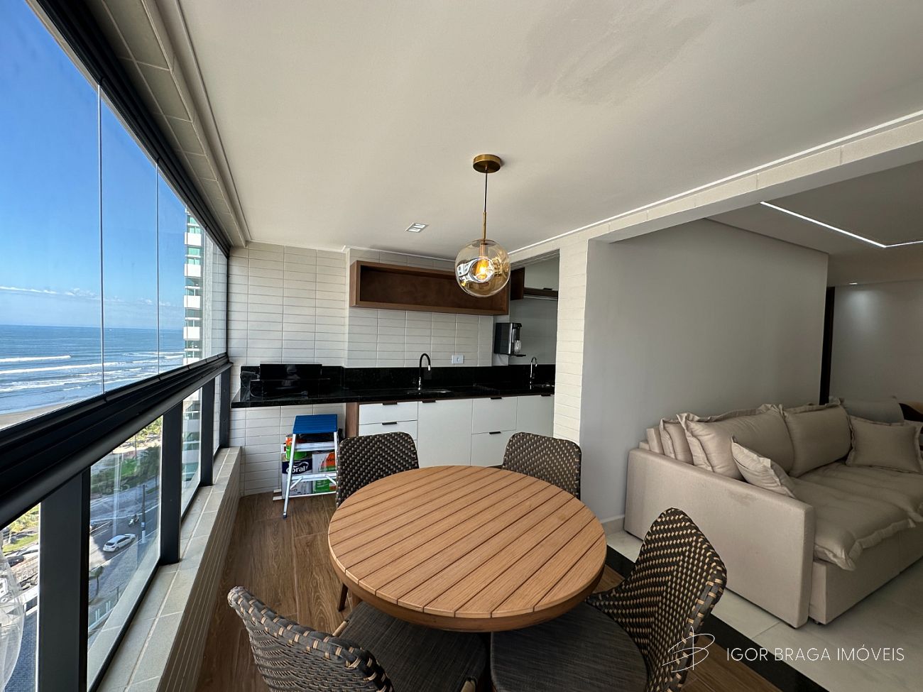 BELÍSSIMO APARTAMENTO, À 50M DO MAR E LAZER COMPLETO