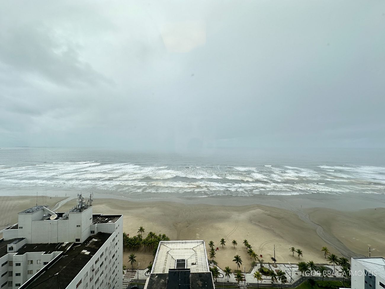 EXCELENTE APARTAMENTO, 50M DO MAR E LAZER COMPLETO