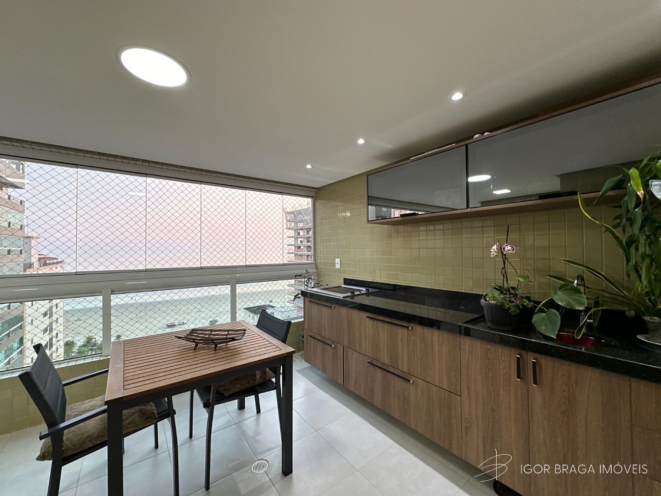 EXCELENTE APARTAMENTO À 150m DO MAR E LAZER COMPLETO