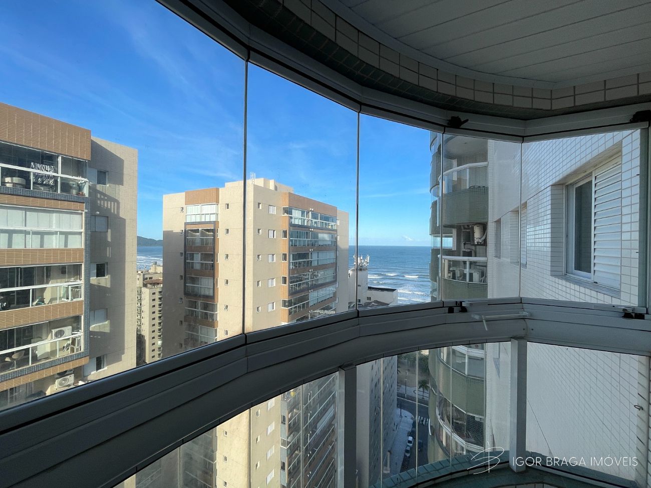 EXCELENTE APARTAMENTO, 50M DO MAR E LAZER COMPLETO
