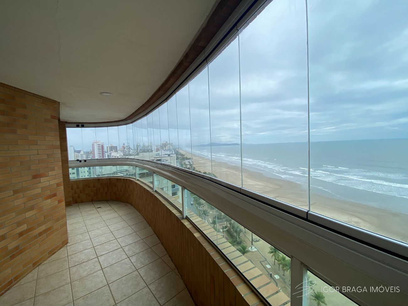 BELÍSSIMO APARTAMENTO, AMPLO E LAZER COMPLETO