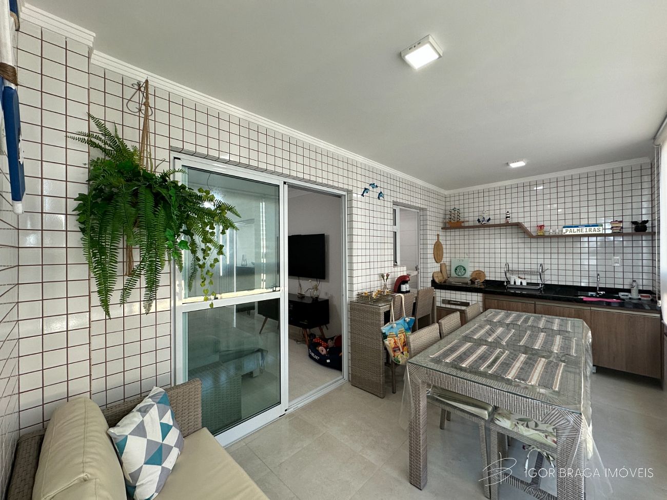 BELÍSSIMO APARTAMENTO, À 130M DO MAR E LAZER COMPLETO