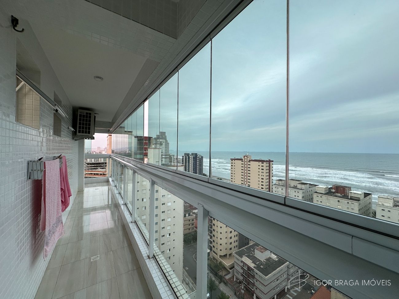 BELÍSSIMO APARTAMENTO, À 180M DO MAR E LAZER