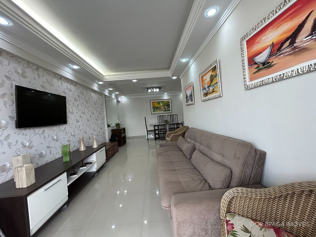 BELÍSSIMO APARTAMENTO, AMPLO E ÁREA DE LAZER