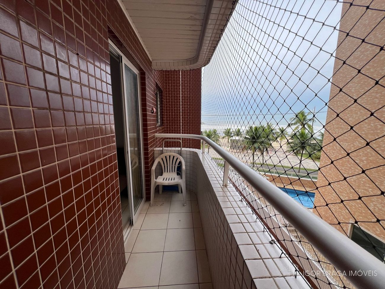 BELÍSSIMO APARTAMENTO, AMPLO E FRENTE MAR