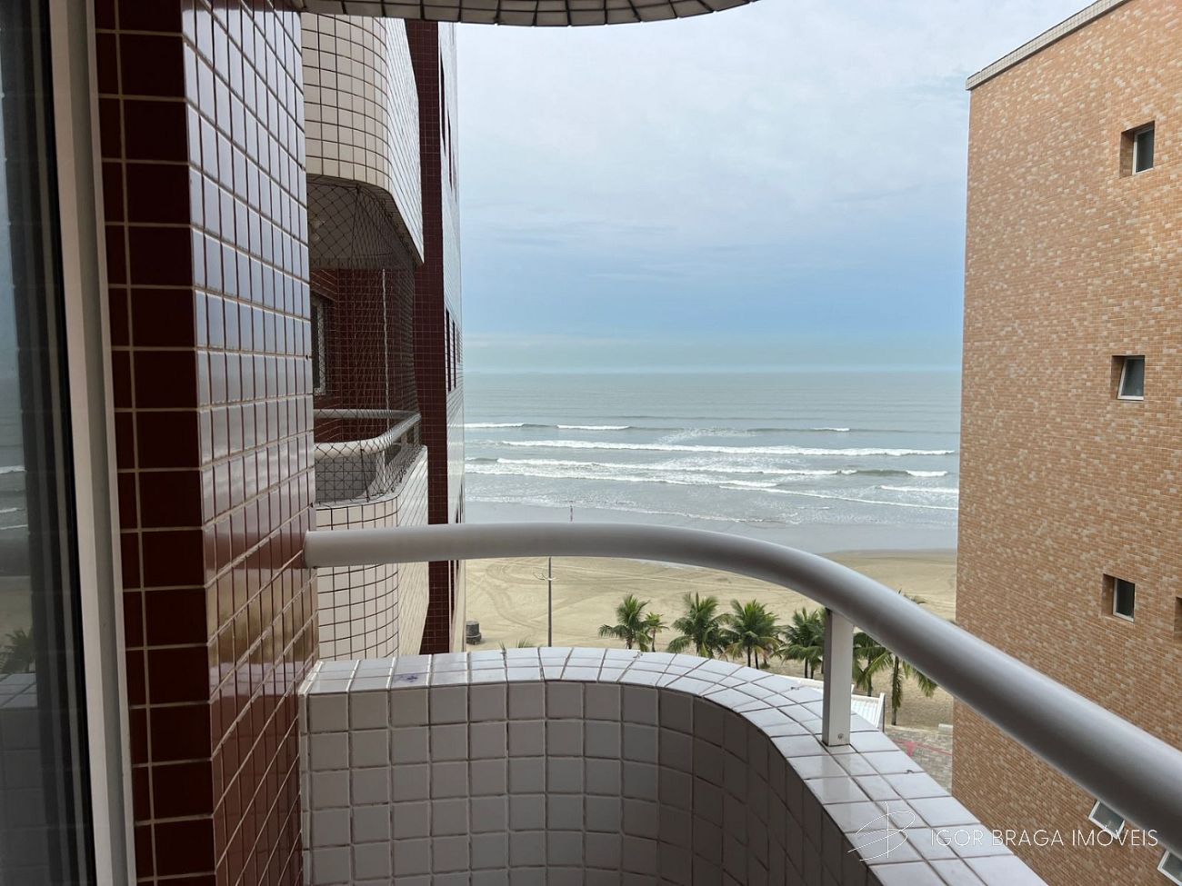 BELÍSSIMO APARTAMENTO, AMPLO E FRENTE MAR