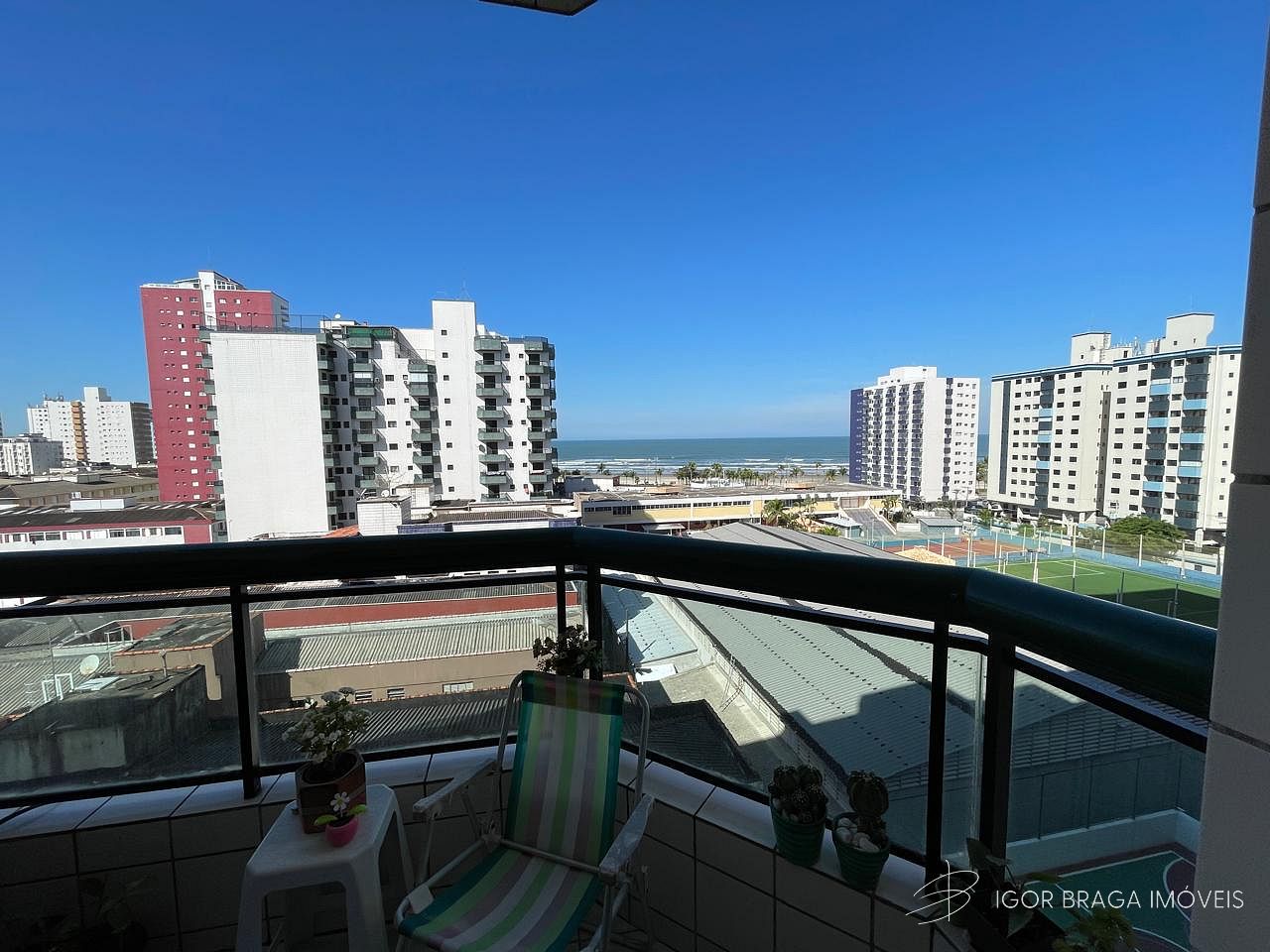 BELÍSSIMO APARATAMENTO, AMPLO E À 400M DO MAR