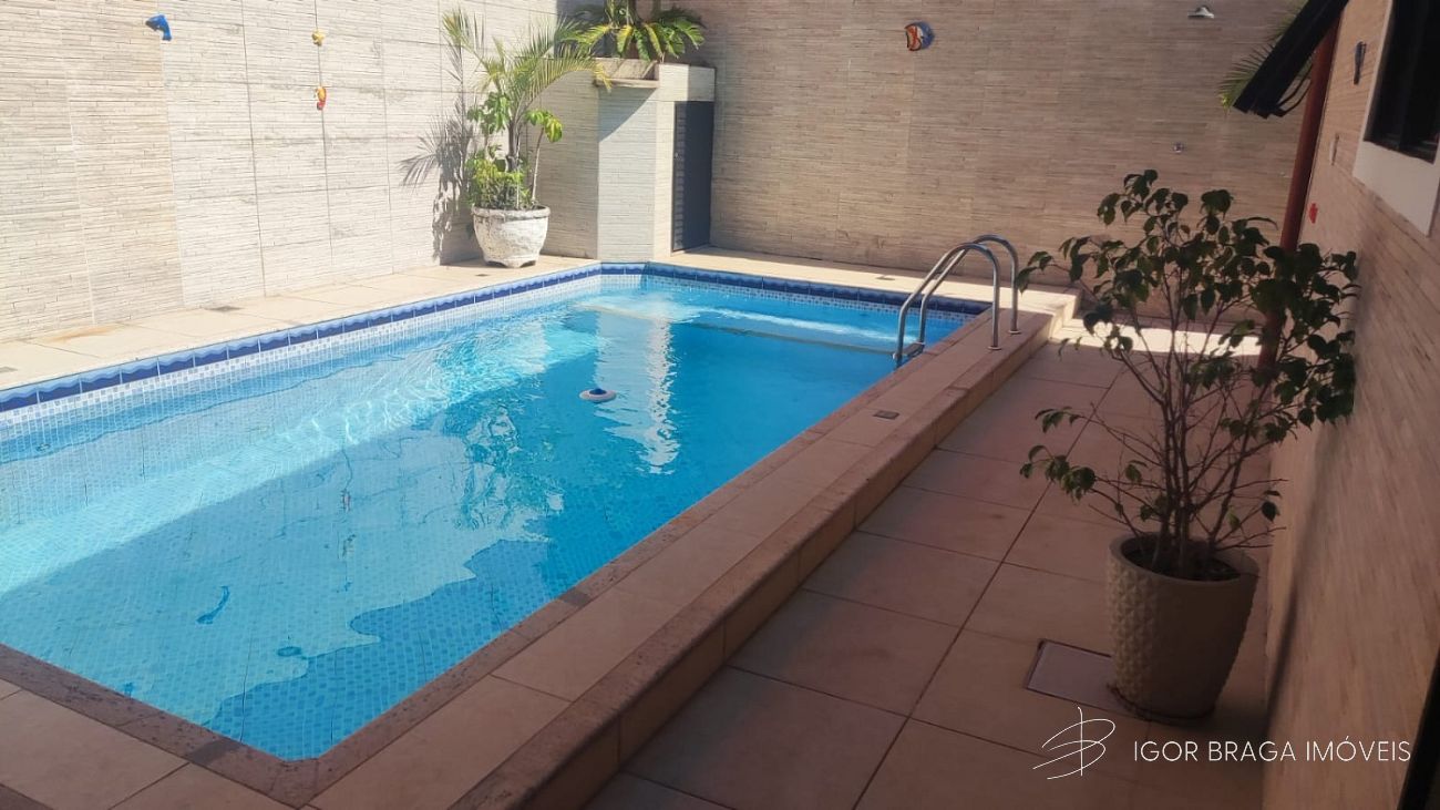 BELÍSSIMA CASA, AMPLA E À 250M DO MAR