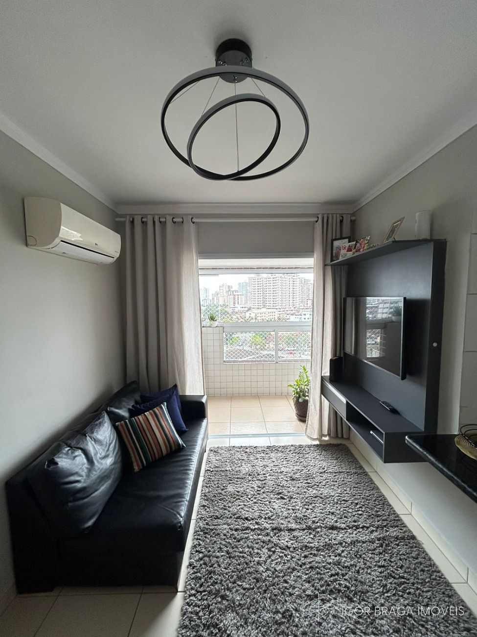 BELÍSSIMO APARTAMENTO, AMPLO E FINO ACABAMENTO