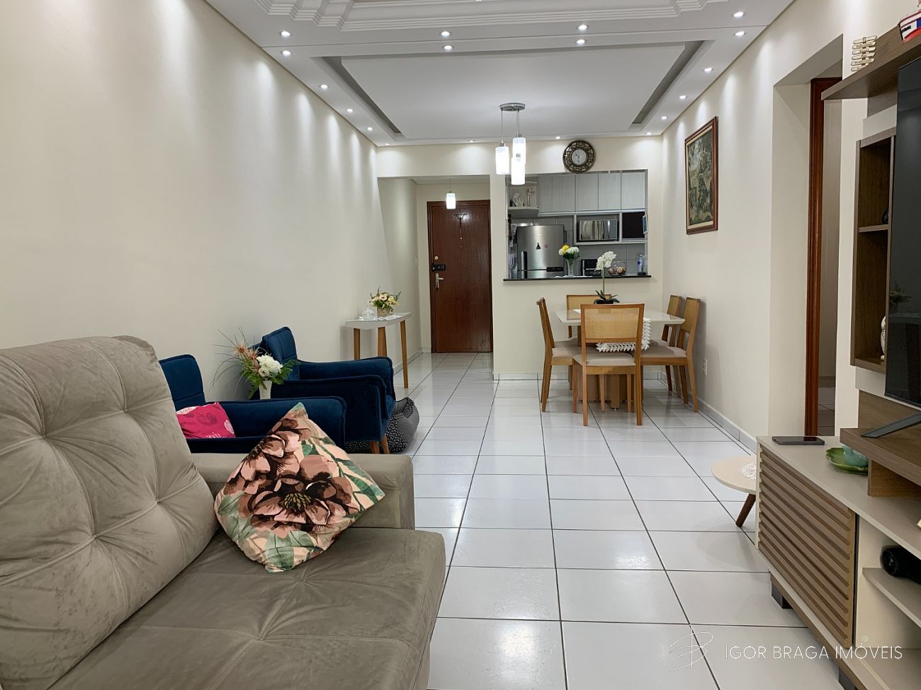 BELÍSSIMO APARTAMENTO, AMPLO E FINO ACABAMENTO