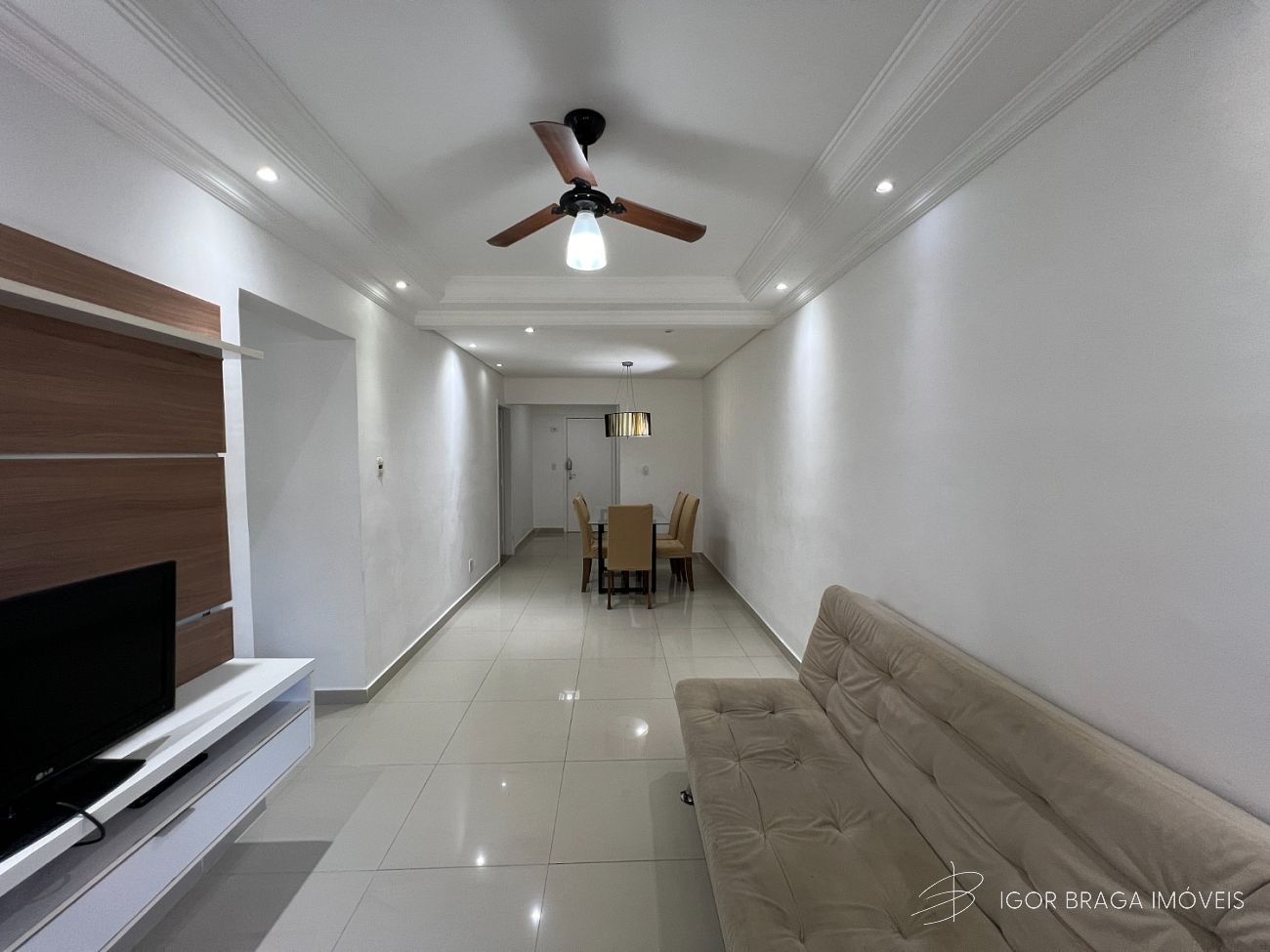 BELÍSSIMO APARTAMENTO, AMPLO E À 210M DO MAR