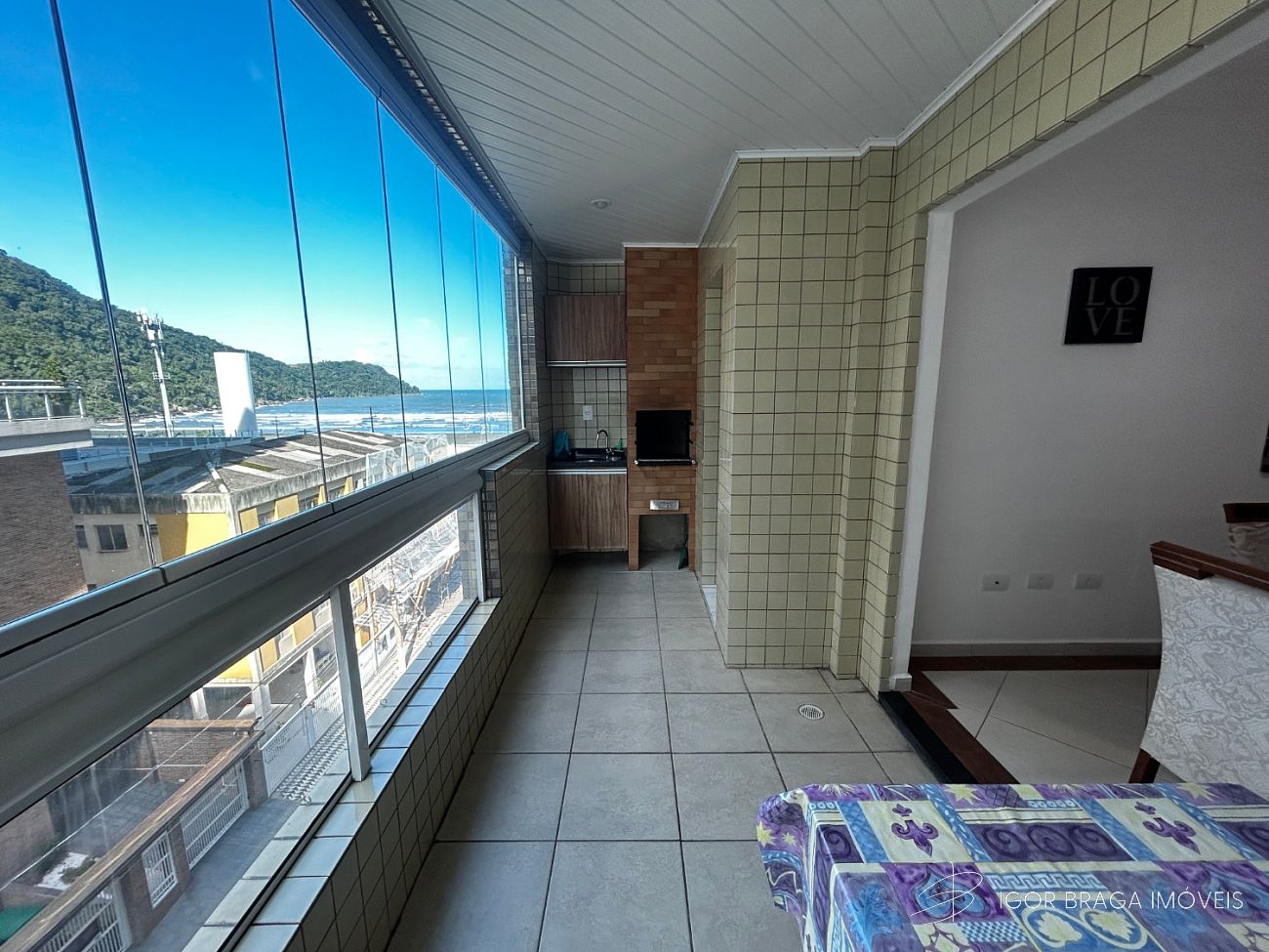 EXCELENTE APARTAMENTO, À 70m DO MAR E LAZER