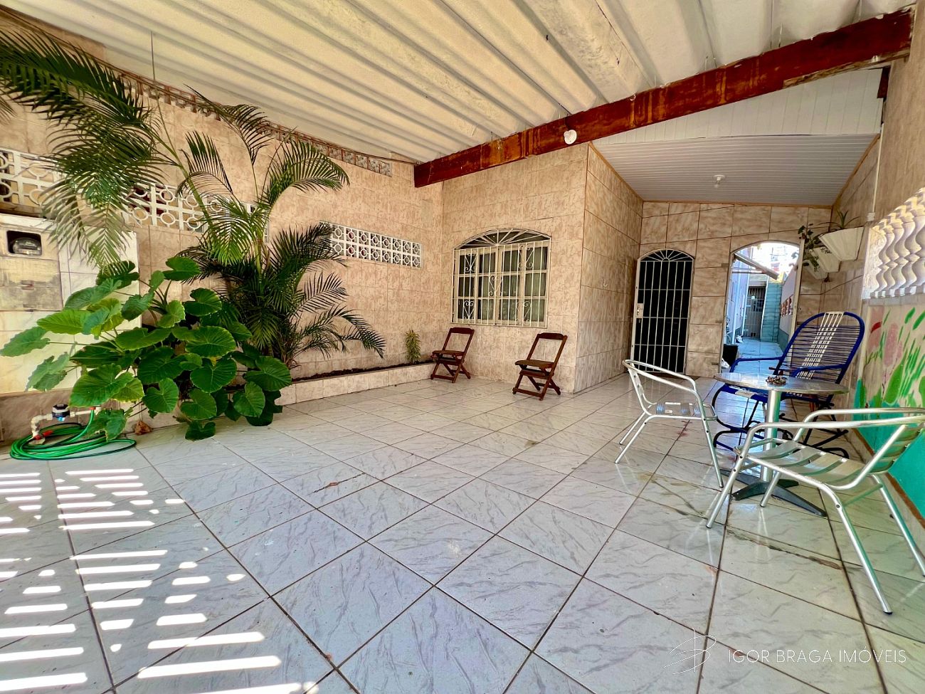 BELÍSSIMA CASA, AMPLA E À 250M DO MAR