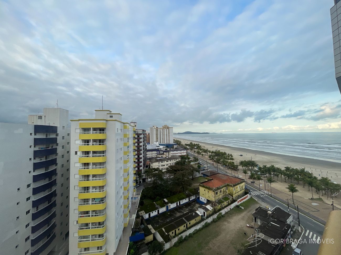 BELÍSSIMO APARTAMENTO, AMPLO E ÁREA DE LAZER