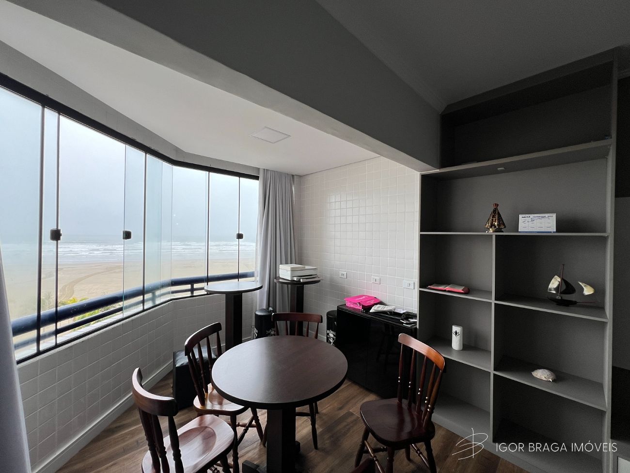 BELÍSSIMO APARTAMENTO, FRENTE MAR E ÁREA DE LAZER