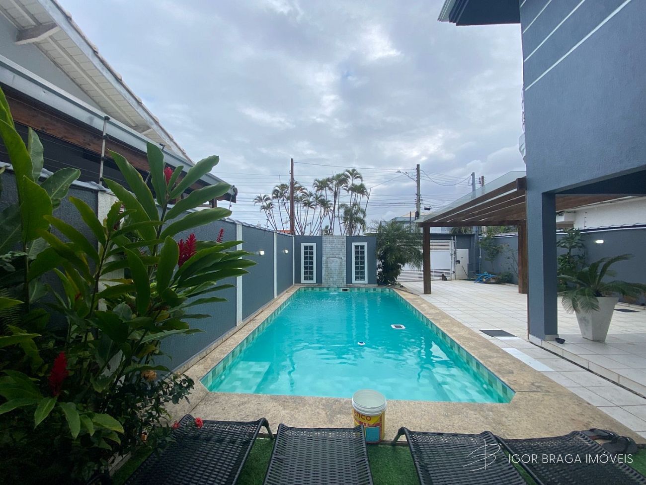 BELÍSSIMA CASA,  AMPLA, FINO ACABAMENTO E ÀREA DE LAZER