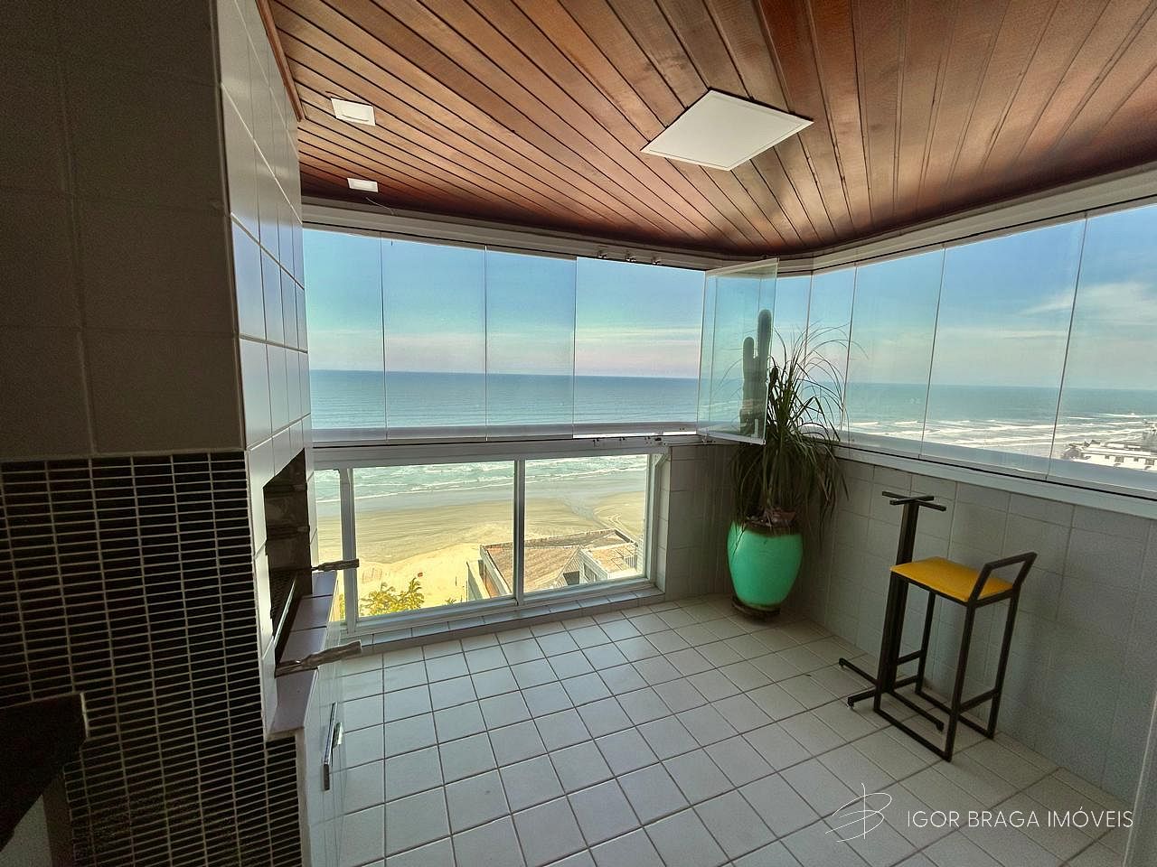 INCRÍVEL APARTAMENTO, FINO ACABAMENTO À 100 METROS DO MAR