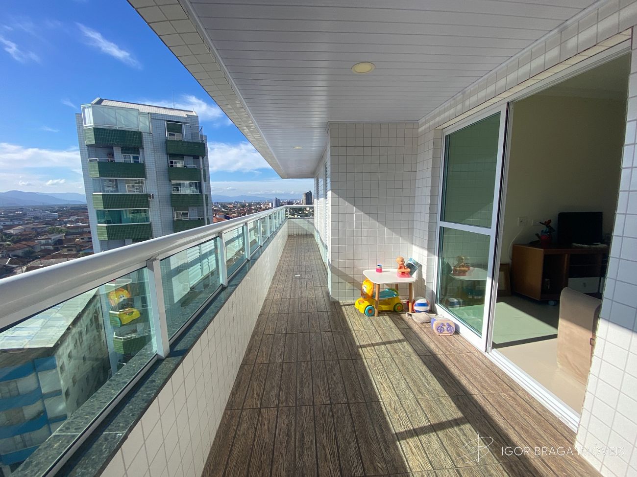 BELÍSSIMO APARTAMENTO, À 250M DO MAR E VISTA LIVRE