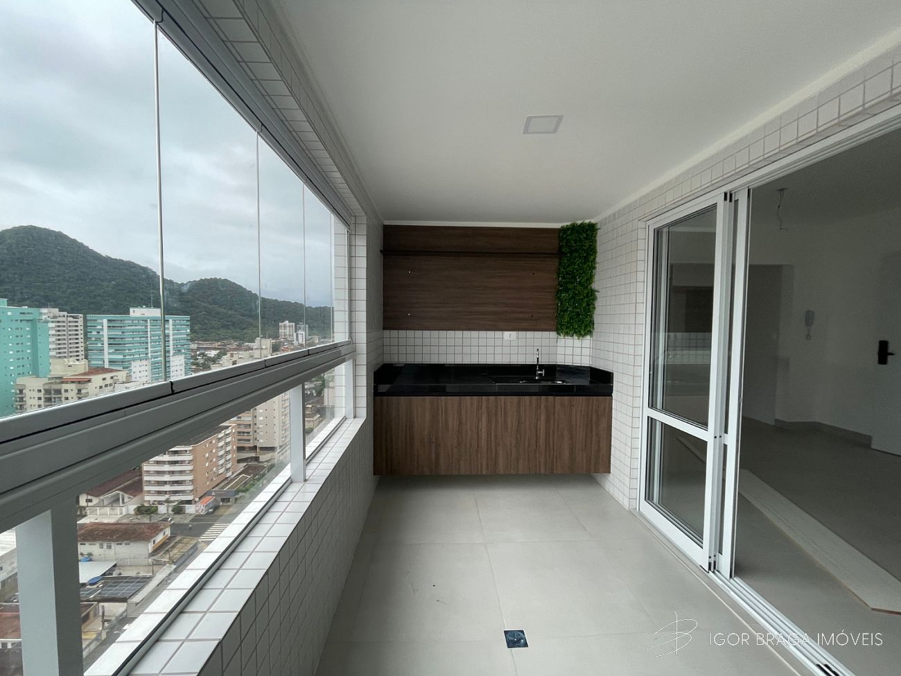 BELÍSSIMO APARTAMENTO NOVO, LAZER COMPLETO A 400 METROS DO MAR