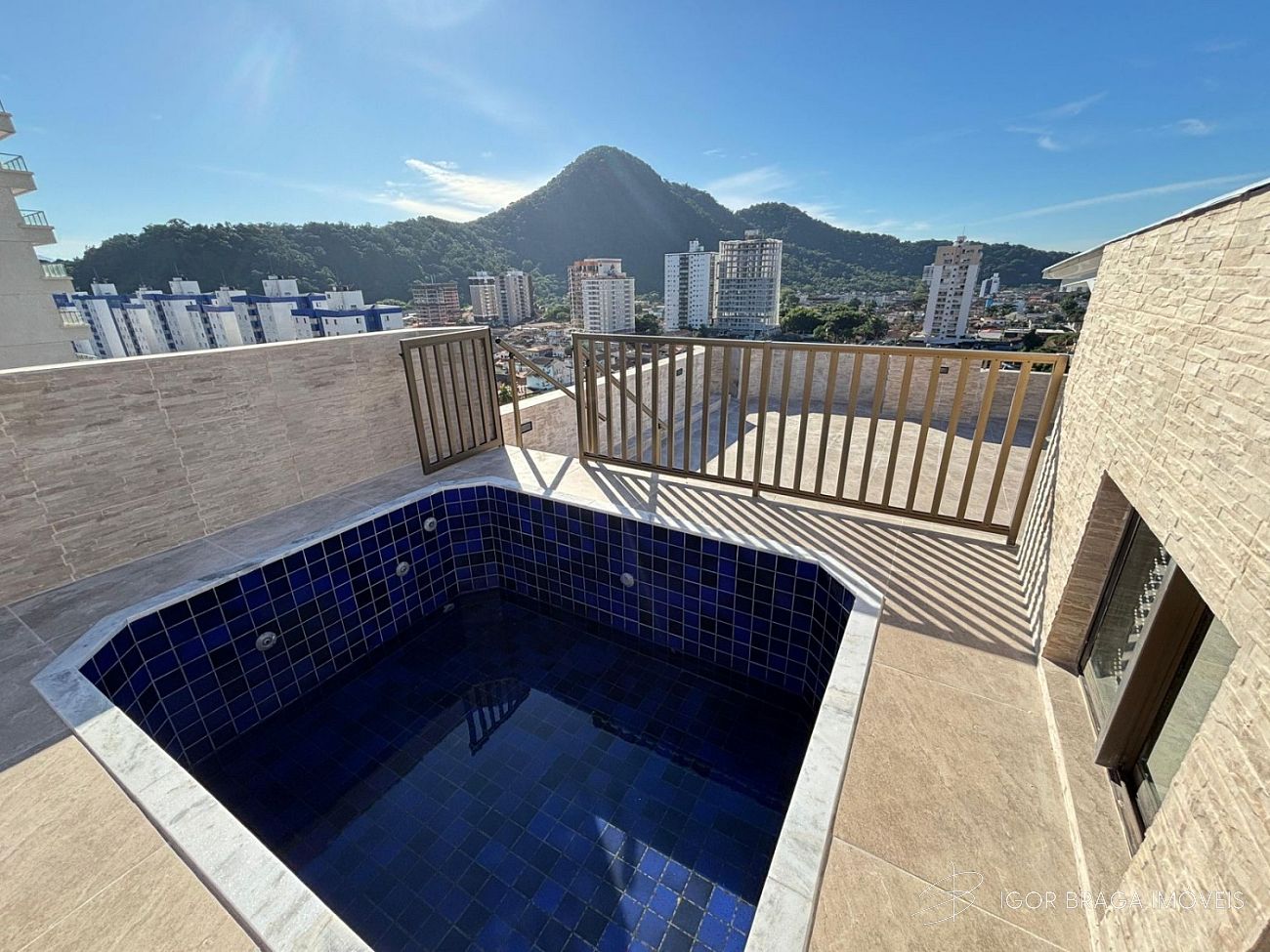 BELÍSSIMA COBERTURA, À 700 METROS DO MAR