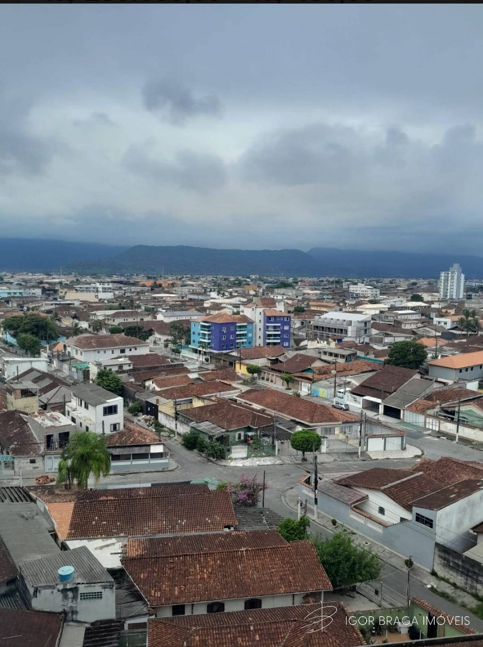 BELÍSSIMO APARTAMENTO, LAZER E À 150M DO MAR