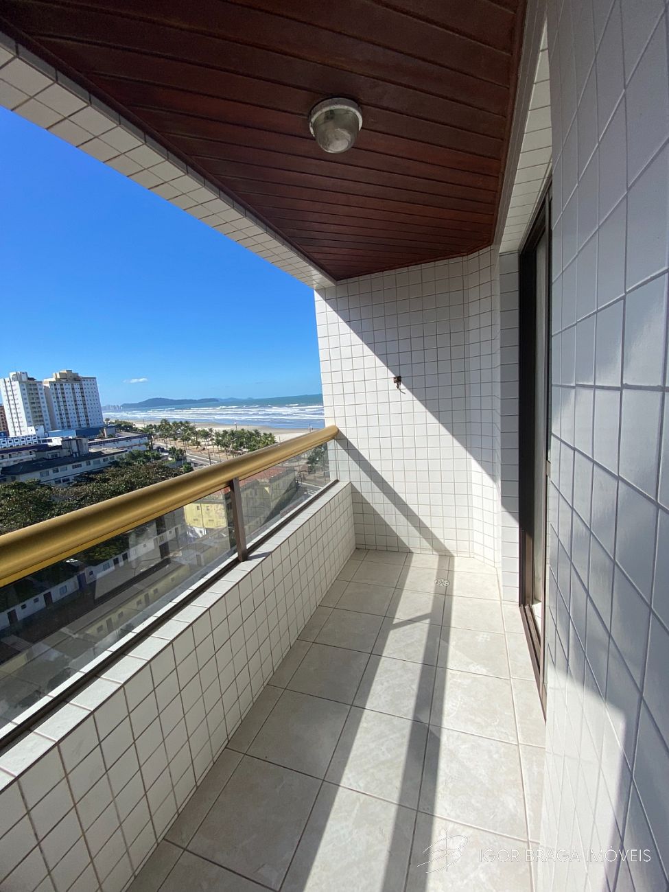 BELÍSSIMO APARTAMENTO, AMPLO  E ÁREA DE LAZER