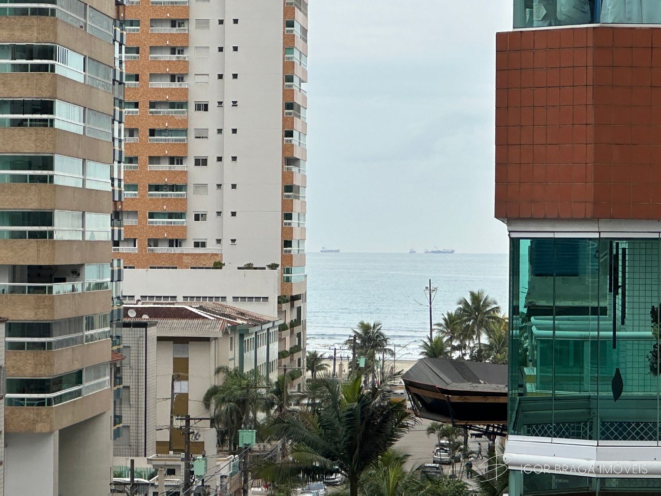 BELÍSSIMO APARTAMENTO, FINO ACABAMENTO À 300 METROS DO MAR