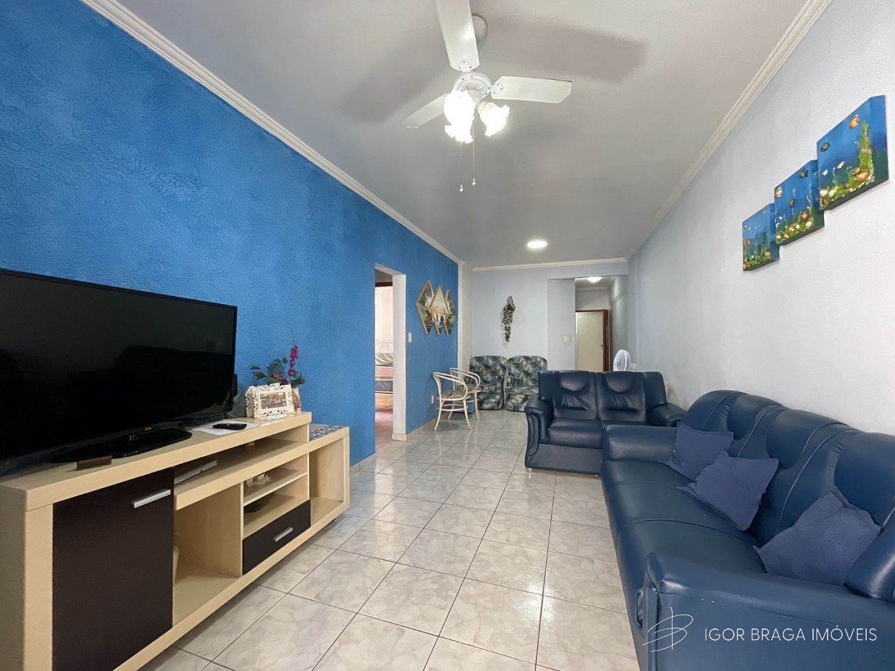 BELÍSSIMO APARTAMENTO, AMPLO E À 50M DO MAR