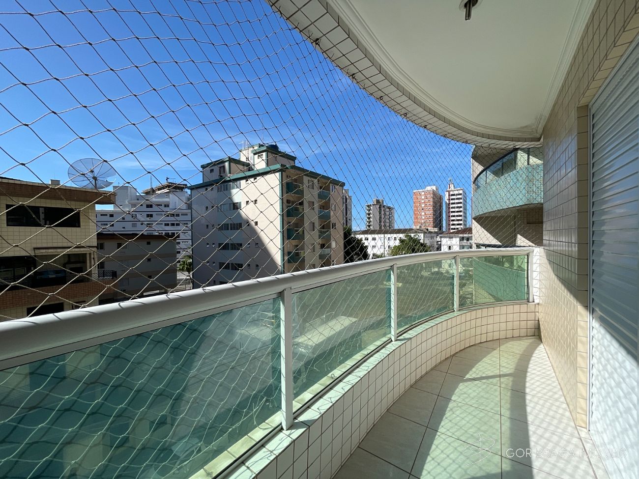 BELÍSSIMO APARTAMENTO, AMPLO E LAZER COMPLETO