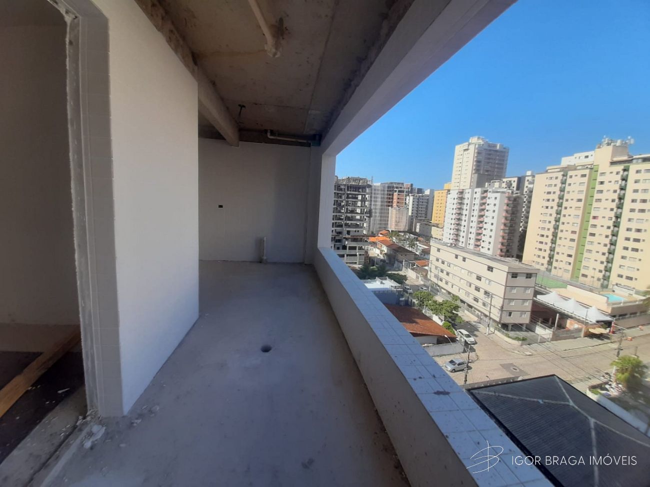 BELISSÍMO APARTAMENTO, FINO ACABAMENTO E À 100M DO MAR