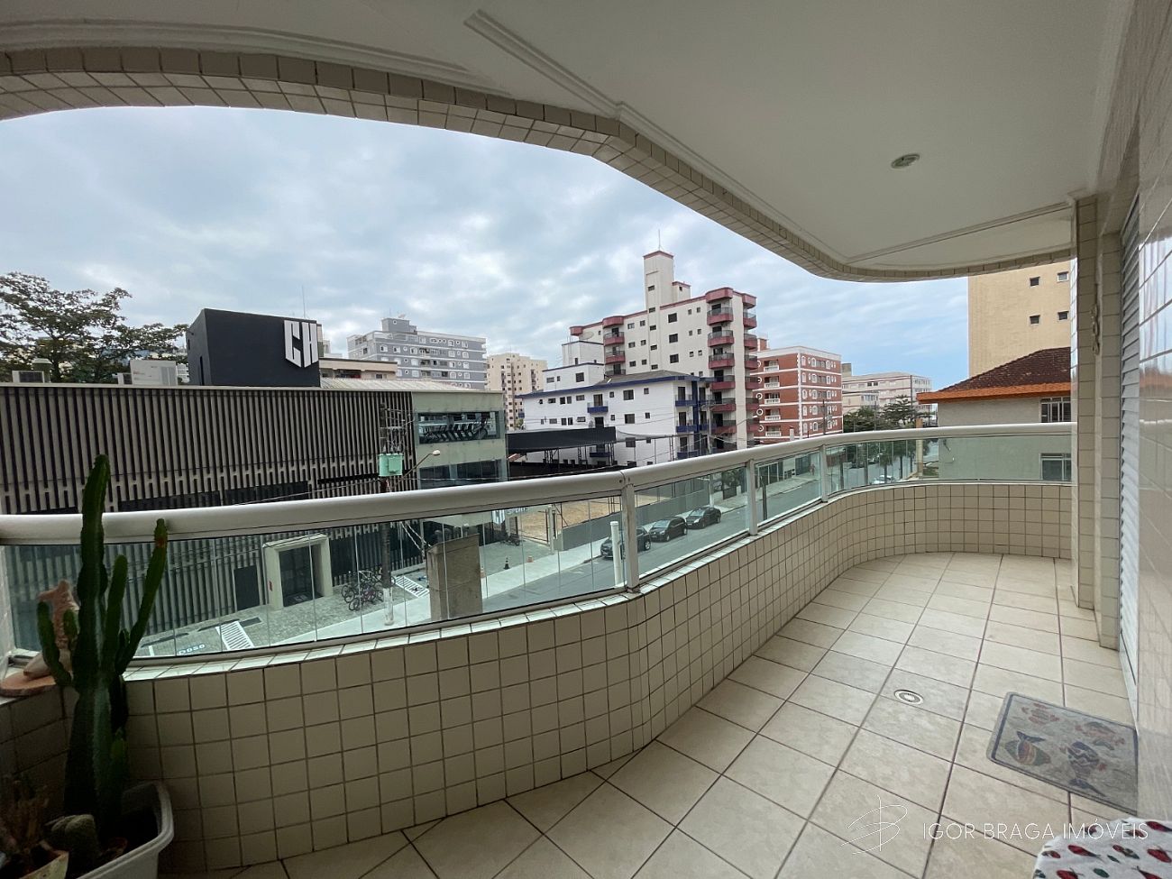 BELÍSSIMO APARTAMENTO, FINO ACABAMENTO À 200 METROS DO MAR