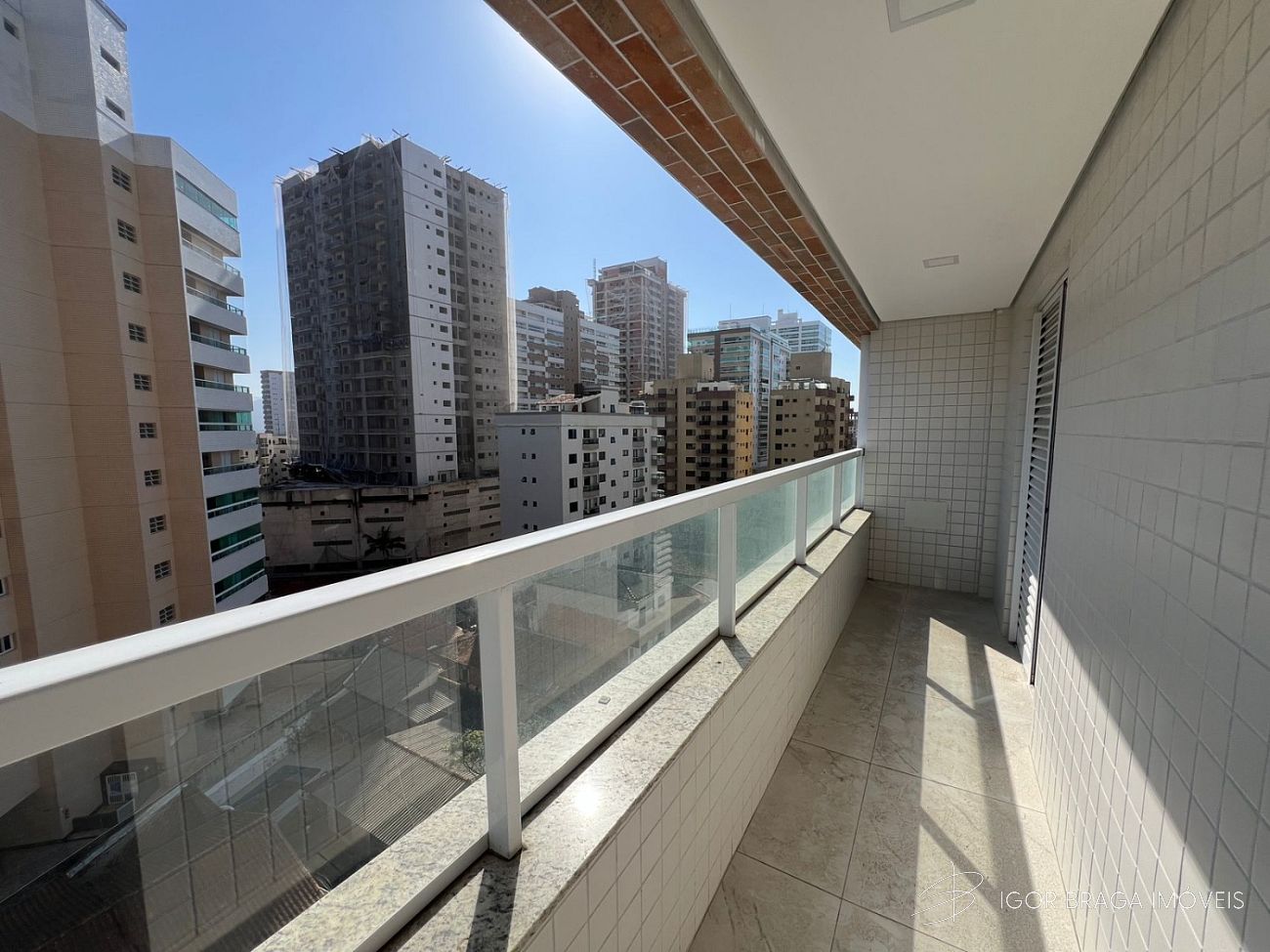 EXCELENTE APARTAMENTO, FINO ACABAMENTO E À 150M DO MAR