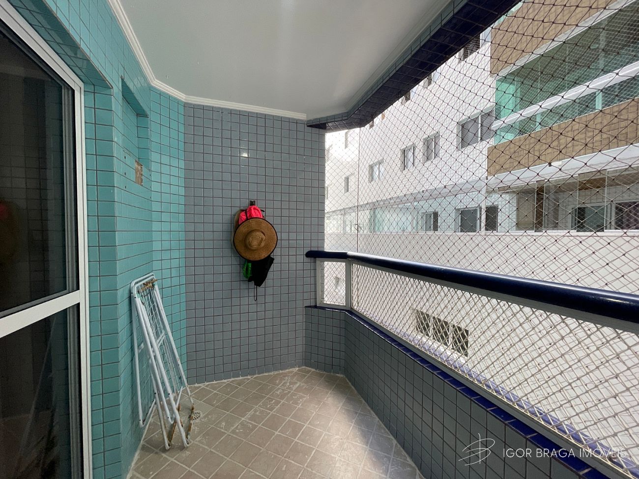 BELÍSSIMO APARTAMENTO, FINO ACABAMENTO Á 150 METROS DO MAR