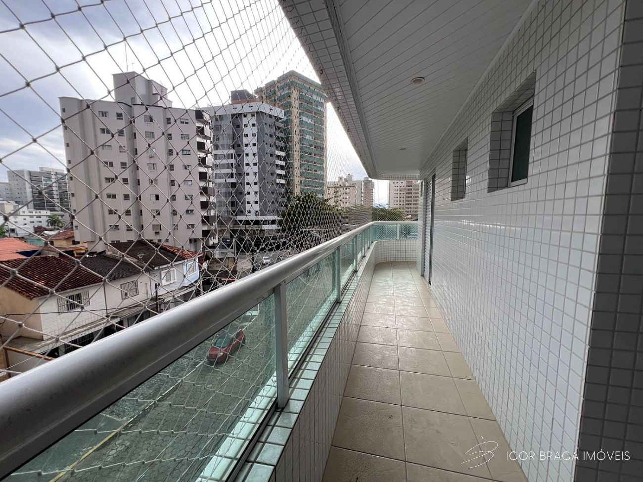 BELÍSSIMO APARTAMENTO, LAZER E À 250M DO MAR