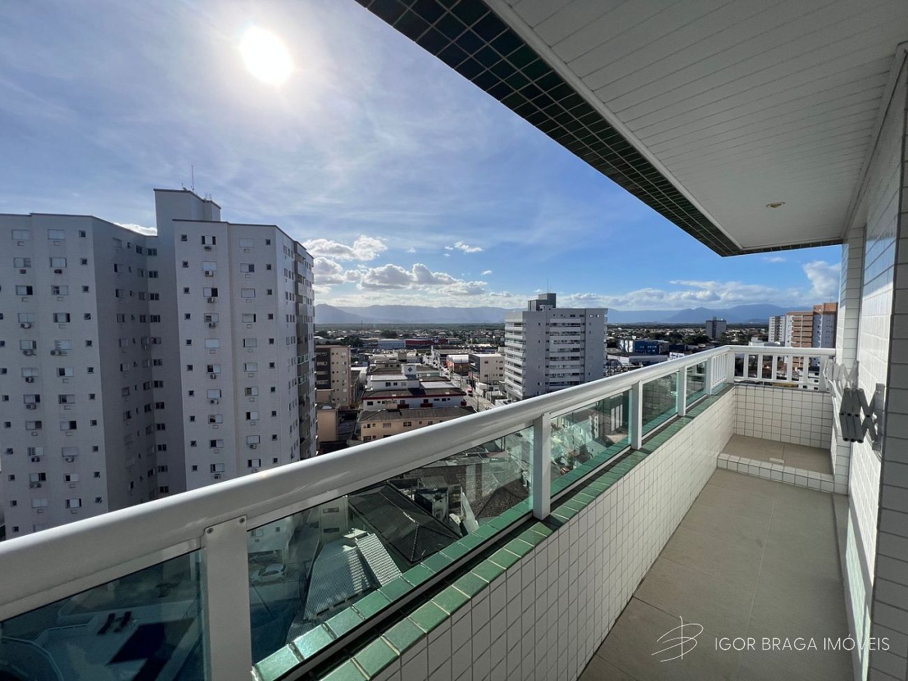 BELÍSSIMO APARTAMENTO, À 800M DO MAR E LAZER COMPLETO