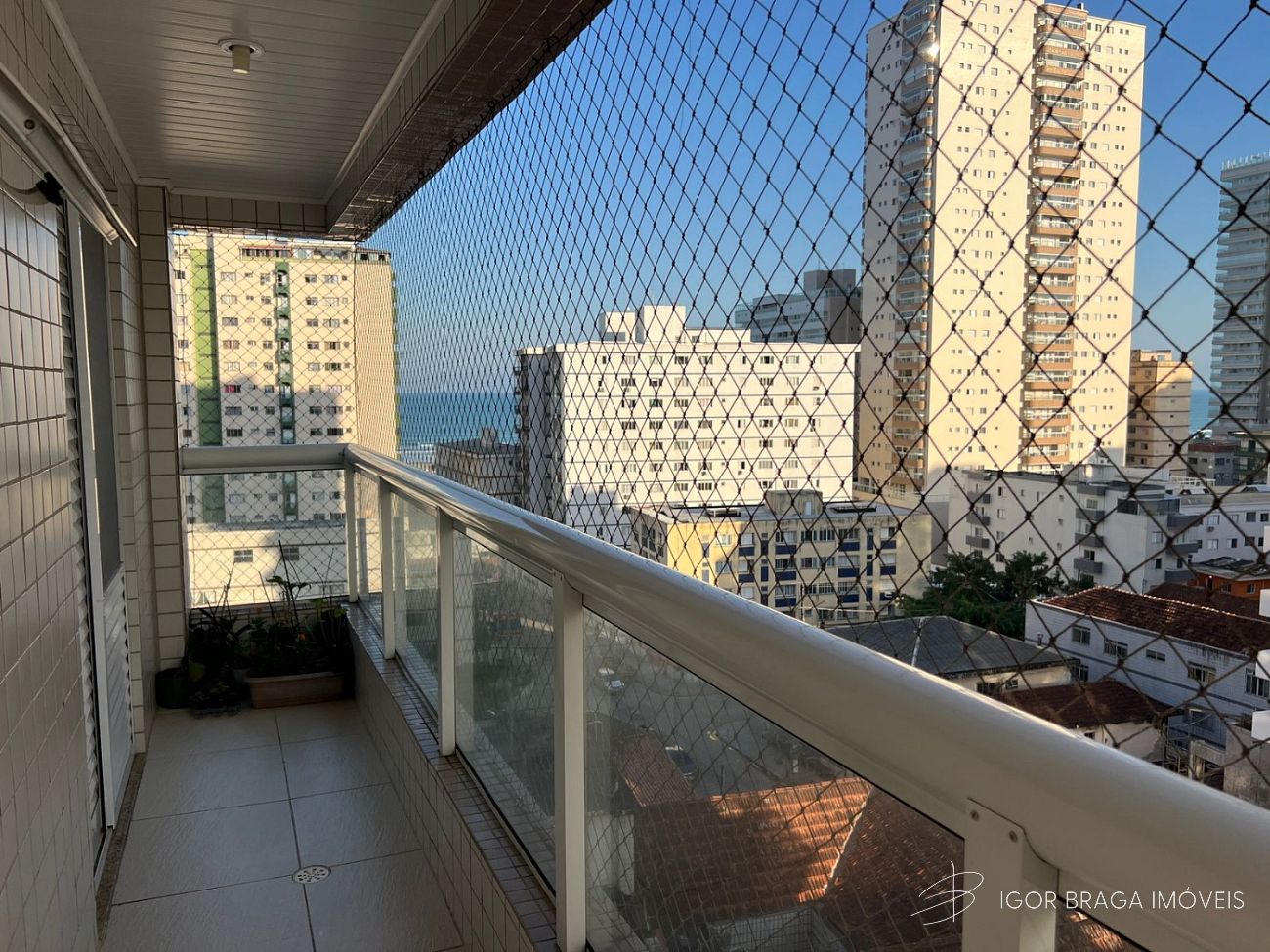 BELO APARTAMENTO, LAZER E À 250M DO MAR