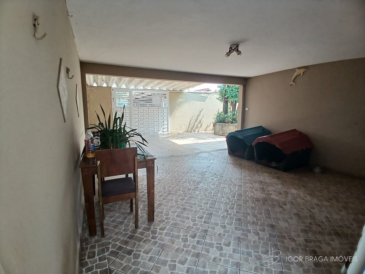 BELÍSSIMA CASA, AMPLA E À 400M DO MAR