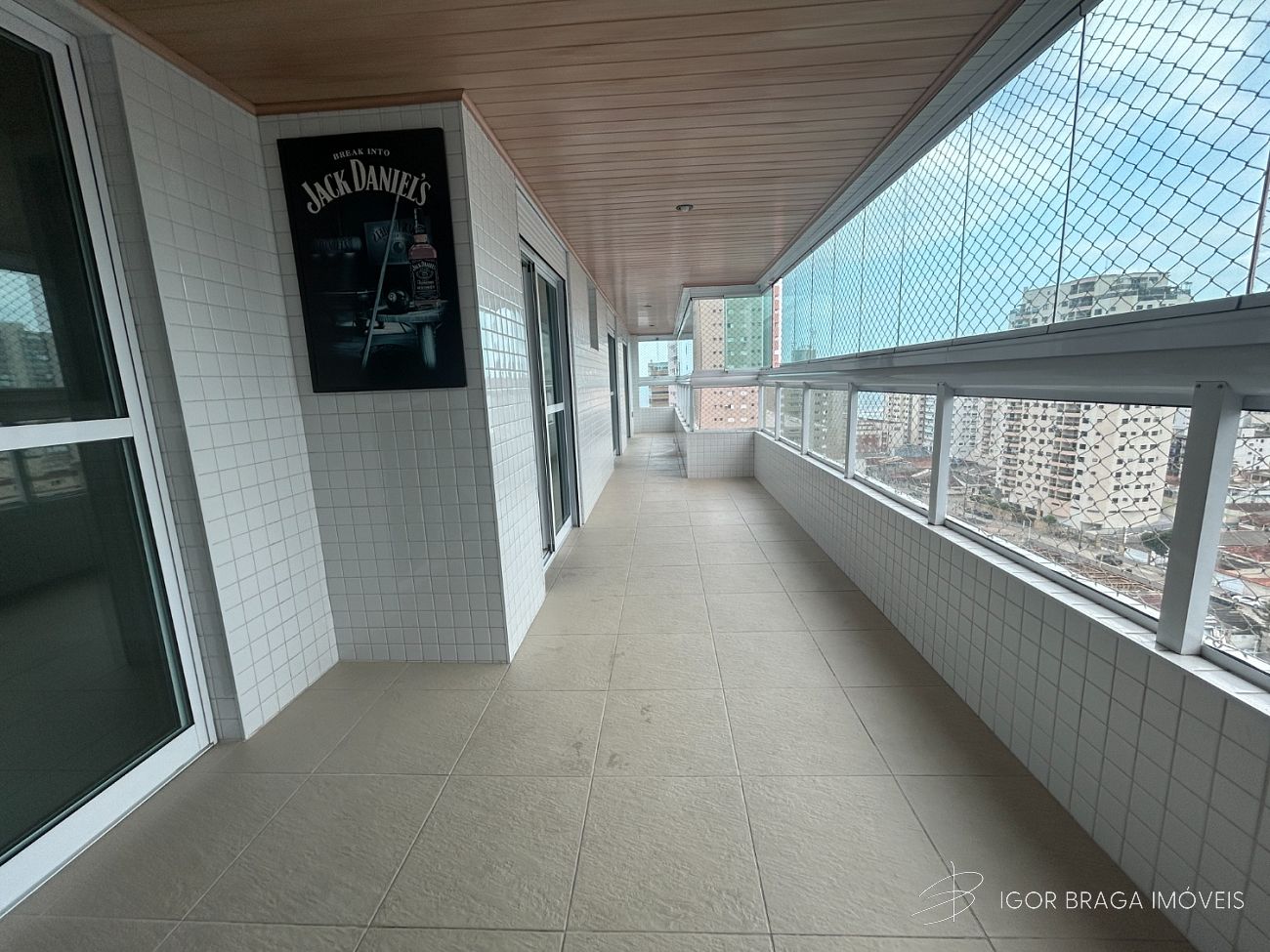 BELÍSSIMO APARTAMENTO, AMPLO E À 250M DO MAR