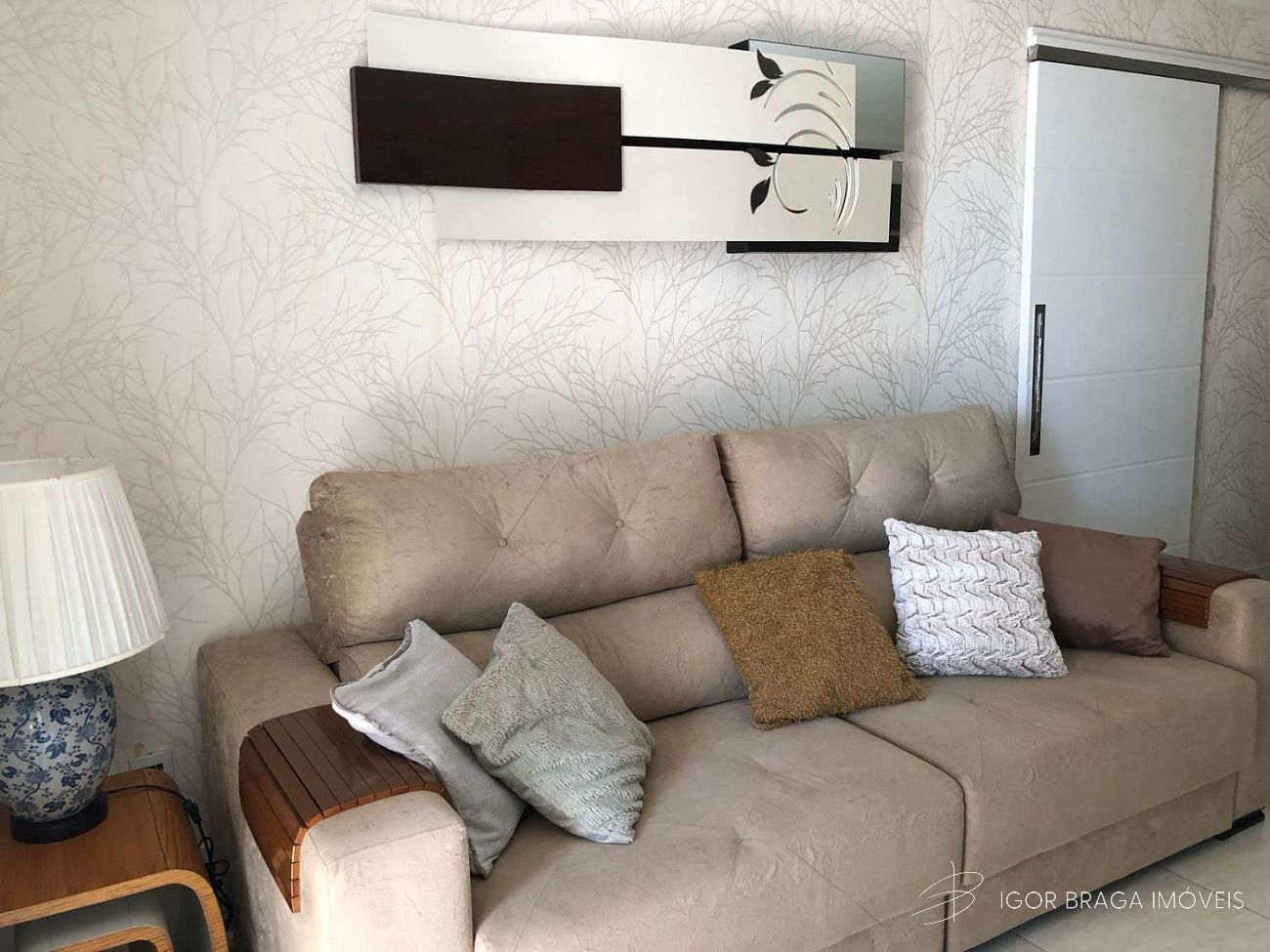 BELÍSSIMO APARATAMENTO, AMPLO E FINO ACABAMENTO